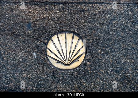 Marqueur en coquille Saint-Jacques-de-Compostelle en Galice, Espagne, symbole de la route de pèlerinage du Camino de Santiago. Banque D'Images