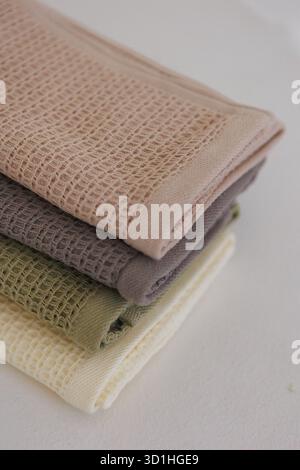 Trois serviettes sont soigneusement empilées, une sur le dessus Banque D'Images