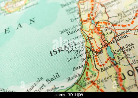 Carte en relief vintage montrant Israël et les régions environnantes, avec différents types de terrains comme les montagnes, les plaines côtières, le désert et les plans d'eau Banque D'Images