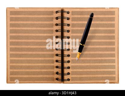 Livre de musique avec plume isolé sur fond blanc Banque D'Images