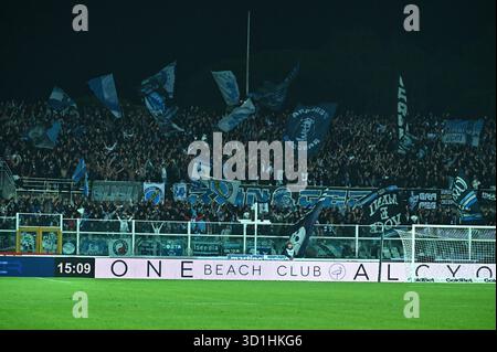 Pescara, Italie. 28 octobre 2025. Supporter de Delfino Pescara lors du match de Serie B BKT entre Pescara Calcio et l'US Avellino 1912 au Stadio Adriatico- Cornacchia le 28 octobre 2025 à Pescara, Italie. ( Credit : Andrea Iommarini/Alamy Live News Banque D'Images