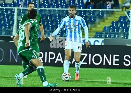 Pescara, Italie. 28 octobre 2025. Luca Valzania de Delfino Pescara lors du match de Serie B BKT entre Pescara Calcio et l'US Avellino 1912 au Stadio Adriatico- Cornacchia le 28 octobre 2025 à Pescara, Italie. Crédit : Agence photo indépendante/Alamy Live News Banque D'Images