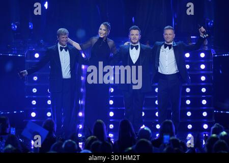 Loren Allred jouant avec Westlife au Royal Albert Hall de Londres. Date de la photo : mardi 28 octobre 2025. Banque D'Images