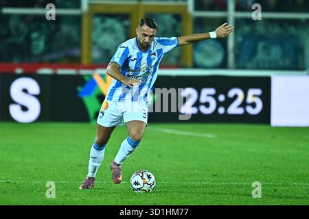 Pescara, Italie. 28 octobre 2025. Gaetano Letizia de Delfino Pescara lors du match de Serie B BKT entre Pescara Calcio et l'US Avellino 1912 au Stadio Adriatico- Cornacchia le 28 octobre 2025 à Pescara, Italie. Crédit : Agence photo indépendante/Alamy Live News Banque D'Images