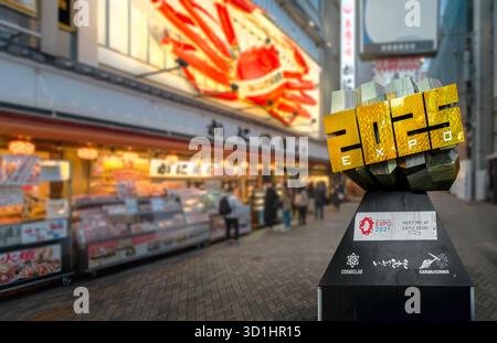 osaka, dotonbori - 6 décembre 2024 : Expo 2025 sculpture Genkotsu conçue par l'artiste japonais Hideyuki Matsuda aka Grand Cobra à côté de Kani Doraku, emblématique cra Banque D'Images