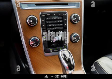 Tableau de bord de voiture moderne avec panneau d'accent en bois élégant, système de contrôle multifonctionnel et sélecteur de vitesse automatique mettant l'accent sur le confort et la sophistication Banque D'Images