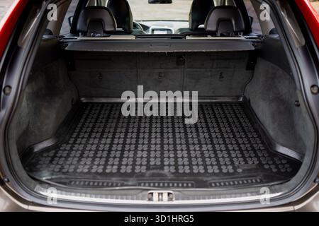 Coffre de voiture spacieux avec tapis protecteur en caoutchouc et sièges arrière rabattus offrant un espace de rangement durable et un design intérieur automobile pratique pour lu Banque D'Images