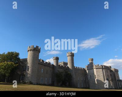 Un château de conte de fées dans la campagne galloise près de Rhyl est maintenant une destination de vacances courte et exploité comme un hôtel par Warner Holidays. Banque D'Images