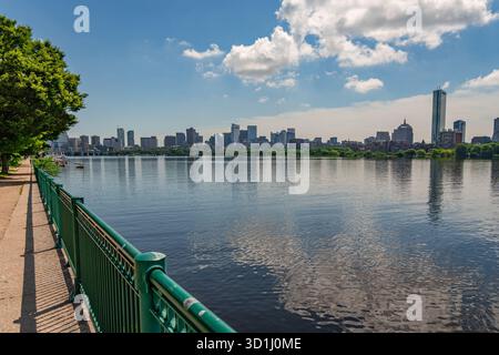 Cambridge, ma, États-Unis-15 juillet 2025 : vue de l'horizon de Boston depuis Cambridge avec la rivière Charles au premier plan. Banque D'Images