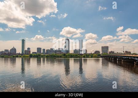 Cambridge, ma, États-Unis-15 juillet 2025 : vue de l'horizon de Boston depuis Cambridge avec la rivière Charles au premier plan. Banque D'Images