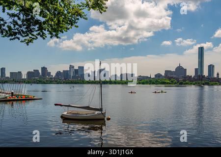 Cambridge, ma, États-Unis-15 juillet 2025 : vue de l'horizon de Boston depuis Cambridge avec le fleuve Charles et une rangée de petits voiliers au premier plan. Banque D'Images