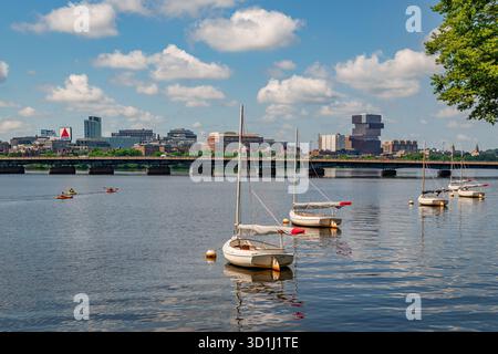 Cambridge, ma, États-Unis-15 juillet 2025 : vue de l'horizon de Boston depuis Cambridge avec le fleuve Charles et une rangée de petits voiliers au premier plan. Banque D'Images