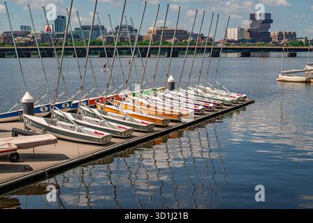 Cambridge, ma, États-Unis-15 juillet 2025 : vue de l'horizon de Boston depuis Cambridge avec le fleuve Charles et une rangée de petits voiliers au premier plan. Banque D'Images