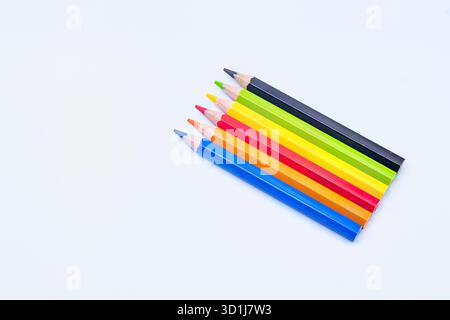 Groupe de crayons aux couleurs vives disposés dans un dégradé, illustrant la créativité, l'éducation et les fournitures d'art. Banque D'Images