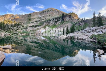 Reflets de montagne à Ceret Lake, Alta, Little Cottonwood Canyon, Salt Lake City, Utah, ÉTATS-UNIS Banque D'Images