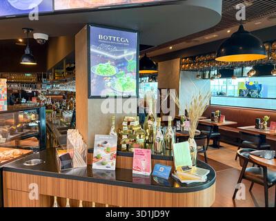 Restaurant de l'aéroport de Dubaï, bar Bottega Prosecco et lieu de bière artisanale, moyen-Orient, eau Banque D'Images