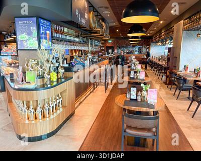 Restaurant de l'aéroport de Dubaï, Bottega Prosecco et bar à bière artisanale et restaurant, eau Banque D'Images