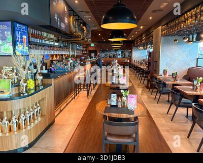 Restaurant de l'aéroport de Dubaï, bar Bottega Prosecco et lieu de bière artisanale, moyen-Orient, eau Banque D'Images