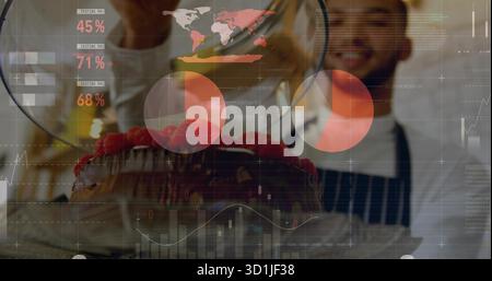 Chef pâtissier versant le glaçage de la louche sur les framboises recouvertes de gâteau dans la cuisine avec superposition de données Banque D'Images