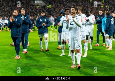 Hambourg, Deutschland. 28 octobre 2025. Hoffenheim enttaeuscht/Enttaeuschung nach Niederlage, Mannschaft vor der Kurve, Leon Avdullahu (TSG 1899 Hoffenheim, #07), Wouter Burger (TSG 1899 Hoffenheim, #18), Grischa Proemel (TSG 1899 Hoffenheim, #06), GER, FC Pauli vs. TSG 1899 Hoffenheim, Fußball, DFB Pokal, 2. Runde, saison 2025/2026, 28.10.2025 LA RÉGLEMENTATION DE la DFL INTERDIT TOUTE UTILISATION DE PHOTOGRAPHIES COMME SÉQUENCES D'IMAGES ET/OU QUASI-VIDÉO Foto : Eibner-Pressefoto/Max Vincen crédit : dpa/Alamy Live News Banque D'Images
