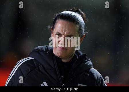 Newport, Royaume-Uni. 28 octobre 2025. Rhian Wilkinson, entraîneur-chef/manager de l'équipe nationale féminine du pays de Galles, regarde. Pays de Galles v Pologne, match amical international féminin à Rodney Parade à Newport, pays de Galles du Sud, mardi 28 octobre 2025. Cette image ne peut être utilisée qu'à des fins éditoriales. Usage éditorial exclusif, .pic by Andrew Orchard /Alamy Live News Banque D'Images