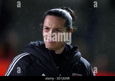 Newport, Royaume-Uni. 28 octobre 2025. Rhian Wilkinson, entraîneur-chef/manager de l'équipe nationale féminine du pays de Galles, regarde. Pays de Galles v Pologne, match amical international féminin à Rodney Parade à Newport, pays de Galles du Sud, mardi 28 octobre 2025. Cette image ne peut être utilisée qu'à des fins éditoriales. Usage éditorial exclusif, .pic by Andrew Orchard /Alamy Live News Banque D'Images
