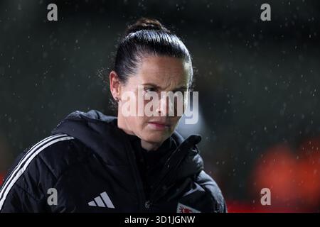Newport, Royaume-Uni. 28 octobre 2025. Rhian Wilkinson, entraîneur-chef/manager de l'équipe nationale féminine du pays de Galles, regarde. Pays de Galles v Pologne, match amical international féminin à Rodney Parade à Newport, pays de Galles du Sud, mardi 28 octobre 2025. Cette image ne peut être utilisée qu'à des fins éditoriales. Usage éditorial exclusif, .pic by Andrew Orchard /Alamy Live News Banque D'Images