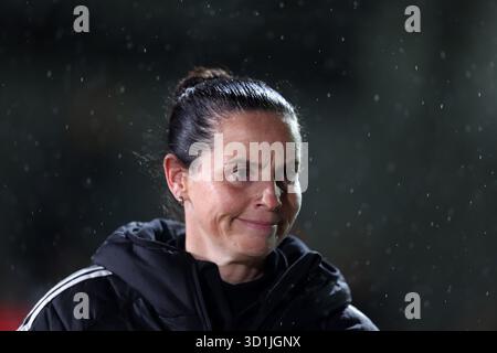 Newport, Royaume-Uni. 28 octobre 2025. Rhian Wilkinson, entraîneur-chef/manager de l'équipe nationale féminine du pays de Galles, regarde. Pays de Galles v Pologne, match amical international féminin à Rodney Parade à Newport, pays de Galles du Sud, mardi 28 octobre 2025. Cette image ne peut être utilisée qu'à des fins éditoriales. Usage éditorial exclusif, .pic by Andrew Orchard /Alamy Live News Banque D'Images
