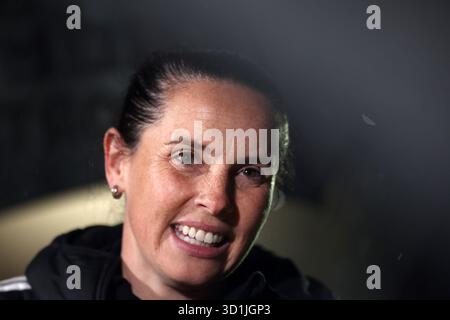 Newport, Royaume-Uni. 28 octobre 2025. Rhian Wilkinson, entraîneur-chef/manager de l'équipe nationale féminine du pays de Galles, regarde. Pays de Galles v Pologne, match amical international féminin à Rodney Parade à Newport, pays de Galles du Sud, mardi 28 octobre 2025. Cette image ne peut être utilisée qu'à des fins éditoriales. Usage éditorial exclusif, .pic by Andrew Orchard /Alamy Live News Banque D'Images