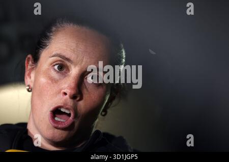 Newport, Royaume-Uni. 28 octobre 2025. Rhian Wilkinson, entraîneur-chef/manager de l'équipe nationale féminine du pays de Galles, regarde. Pays de Galles v Pologne, match amical international féminin à Rodney Parade à Newport, pays de Galles du Sud, mardi 28 octobre 2025. Cette image ne peut être utilisée qu'à des fins éditoriales. Usage éditorial exclusif, .pic by Andrew Orchard /Alamy Live News Banque D'Images