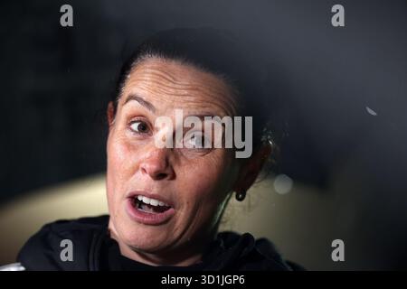 Newport, Royaume-Uni. 28 octobre 2025. Rhian Wilkinson, entraîneur-chef/manager de l'équipe nationale féminine du pays de Galles, regarde. Pays de Galles v Pologne, match amical international féminin à Rodney Parade à Newport, pays de Galles du Sud, mardi 28 octobre 2025. Cette image ne peut être utilisée qu'à des fins éditoriales. Usage éditorial exclusif, .pic by Andrew Orchard /Alamy Live News Banque D'Images