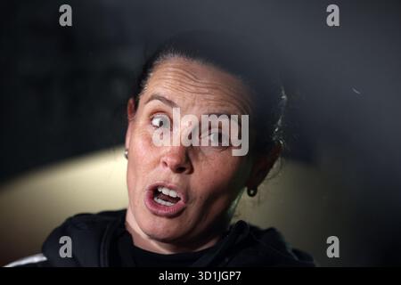 Newport, Royaume-Uni. 28 octobre 2025. Rhian Wilkinson, entraîneur-chef/manager de l'équipe nationale féminine du pays de Galles, regarde. Pays de Galles v Pologne, match amical international féminin à Rodney Parade à Newport, pays de Galles du Sud, mardi 28 octobre 2025. Cette image ne peut être utilisée qu'à des fins éditoriales. Usage éditorial exclusif, .pic by Andrew Orchard /Alamy Live News Banque D'Images