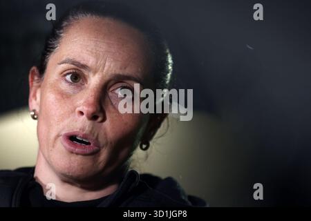 Newport, Royaume-Uni. 28 octobre 2025. Rhian Wilkinson, entraîneur-chef/manager de l'équipe nationale féminine du pays de Galles, regarde. Pays de Galles v Pologne, match amical international féminin à Rodney Parade à Newport, pays de Galles du Sud, mardi 28 octobre 2025. Cette image ne peut être utilisée qu'à des fins éditoriales. Usage éditorial exclusif, .pic by Andrew Orchard /Alamy Live News Banque D'Images