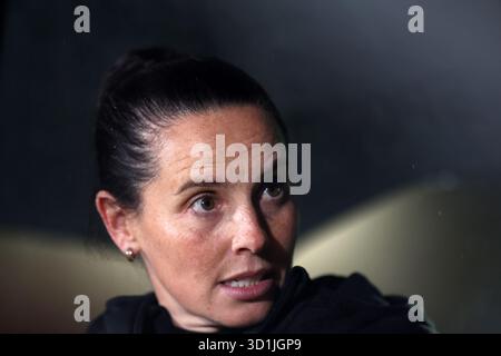 Newport, Royaume-Uni. 28 octobre 2025. Rhian Wilkinson, entraîneur-chef/manager de l'équipe nationale féminine du pays de Galles, regarde. Pays de Galles v Pologne, match amical international féminin à Rodney Parade à Newport, pays de Galles du Sud, mardi 28 octobre 2025. Cette image ne peut être utilisée qu'à des fins éditoriales. Usage éditorial exclusif, .pic by Andrew Orchard /Alamy Live News Banque D'Images