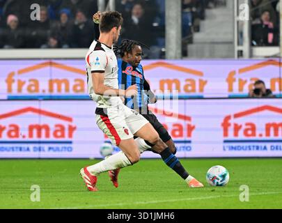 Bergame, Italie. 28 octobre 2025. Ademola Lookman (R) d'Atalanta tire et marque lors d'un match de Serie A entre Atalanta et AC Milan à Bergame, Italie, Oct. 28, 2025. Crédit : Alberto Lingria/Xinhua/Alamy Live News Banque D'Images