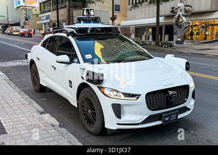 Atlanta, États-Unis. 22 octobre 2025. Un véhicule autonome Waymo entièrement autonome navigue dans les rues du centre-ville d'Atlanta, Géorgie sur Oct. 22, 2025. Waymo, la société de technologie de conduite autonome détenue par Alphabet Inc, exploite des taxis covoituriers entièrement électriques et entièrement autonomes pour un usage public dans plusieurs villes américaines, y compris Atlanta, Phoenix, San Francisco et Los Angeles. (Photo de Samuel Rigelhaupt/Sipa USA) crédit : Sipa USA/Alamy Live News Banque D'Images