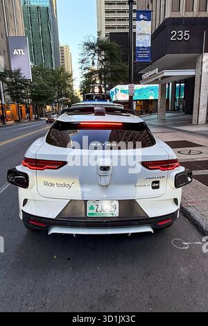 Atlanta, États-Unis. 22 octobre 2025. Un véhicule autonome Waymo entièrement autonome navigue dans les rues du centre-ville d'Atlanta, Géorgie sur Oct. 22, 2025. Waymo, la société de technologie de conduite autonome détenue par Alphabet Inc, exploite des taxis covoituriers entièrement électriques et entièrement autonomes pour un usage public dans plusieurs villes américaines, y compris Atlanta, Phoenix, San Francisco et Los Angeles. (Photo de Samuel Rigelhaupt/Sipa USA) crédit : Sipa USA/Alamy Live News Banque D'Images