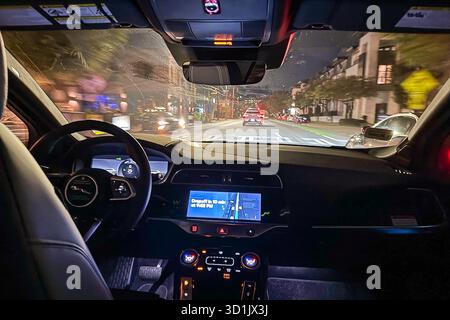 Atlanta, États-Unis. 20 octobre 2025. Un véhicule autonome Waymo entièrement autonome navigue dans les rues du centre-ville d'Atlanta, Géorgie sur Oct. 20, 2025. Waymo, la société de technologie de conduite autonome détenue par Alphabet Inc, exploite des taxis covoituriers entièrement électriques et entièrement autonomes pour un usage public dans plusieurs villes américaines, y compris Atlanta, Phoenix, San Francisco et Los Angeles. (Photo de Samuel Rigelhaupt/Sipa USA) crédit : Sipa USA/Alamy Live News Banque D'Images