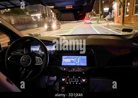 Atlanta, États-Unis. 20 octobre 2025. Un véhicule autonome Waymo entièrement autonome navigue dans les rues du centre-ville d'Atlanta, Géorgie sur Oct. 20, 2025. Waymo, la société de technologie de conduite autonome détenue par Alphabet Inc, exploite des taxis covoituriers entièrement électriques et entièrement autonomes pour un usage public dans plusieurs villes américaines, y compris Atlanta, Phoenix, San Francisco et Los Angeles. (Photo de Samuel Rigelhaupt/Sipa USA) crédit : Sipa USA/Alamy Live News Banque D'Images