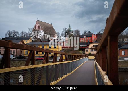 Pont mène à la rive de Porvoo avec des maisons historiques colorées en bois. Banque D'Images