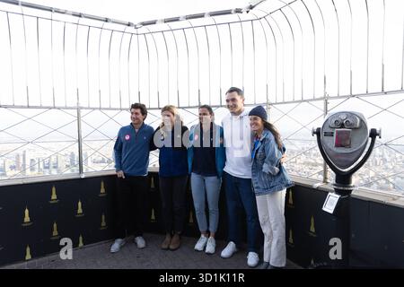 New York, États-Unis d'Amérique. 28 octobre 2025. Les athlètes olympiques et paralympiques de Team USA Sarah Hirshland, Alex Ferreira, Jack Wallace, Brittany Bowe, Dani Aravich et Sydney Peterson participent à l’événement « Team USA éclaire l’Empire State Building » à l’Empire State Building le 28 octobre 2025, à New York. Crédit : Brazil photo Press/Alamy Live News Banque D'Images