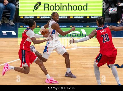Washington, États-Unis. 28 octobre 2025. WASHINGTON, DC - OCTOBRE 28 : le garde des 76ers de Philadelphie Tyrese Maxey (0) se déplace entre le garde des Wizards de Washington Bub Carrington (7) et le centre Alex Sarr (20) lors d'un match NBA entre les Wizards de Washington et les 76ers de Philadelphie le 28 octobre 2025 au Capital One Arena, à Washington, DC. (Photo de Tony Quinn/SipaUSA) crédit : Sipa USA/Alamy Live News Banque D'Images