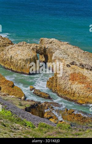 Arc marin naturel dans la formation rocheuse côtière le long de la côte sauvage lors de la randonnée Diamond Head à Crowdy Bay, Nouvelle-Galles du Sud, Australie Banque D'Images