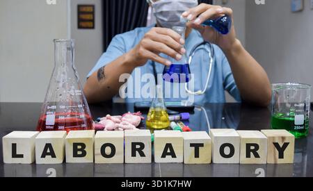 Une installation de tour de technicien de laboratoire avec verrerie et diverses expériences scientifiques efficaces. concept de recherche scientifique Banque D'Images