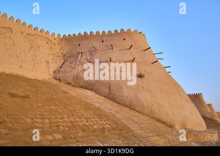 Avec bûches apparentes, poutres en bois. Le long de la boue, mur périmétrique de paille. Vue extérieure de la ville fortifiée, section Ichan Kala de Khiva, Ouzbékistan. Banque D'Images
