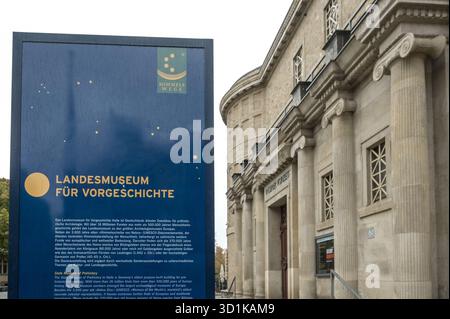 Halle, Allemagne. 27 mars 2025. Le Musée d'État de la Préhistoire Halle/Saale. L'exposition permanente 'Bronzerausch' est redessinée et reconstruite après 17 ans. Des expositions allant du néolithique tardif au début de l'âge du bronze, il y a environ 4800 à 3500 ans, sont exposées. Crédit : Heiko Rebsch/dpa/Alamy Live News Banque D'Images
