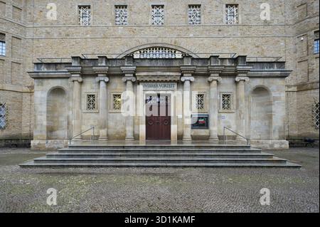 Halle, Allemagne. 27 mars 2025. Le Musée d'État de la Préhistoire Halle/Saale. L'exposition permanente 'Bronzerausch' est redessinée et reconstruite après 17 ans. Des expositions allant du néolithique tardif au début de l'âge du bronze, il y a environ 4800 à 3500 ans, sont exposées. Crédit : Heiko Rebsch/dpa/Alamy Live News Banque D'Images