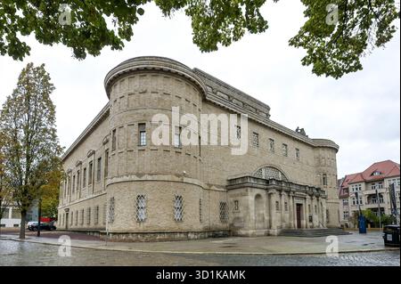 Halle, Allemagne. 27 mars 2025. Le Musée d'État de la Préhistoire Halle/Saale. L'exposition permanente 'Bronzerausch' est redessinée et reconstruite après 17 ans. Des expositions allant du néolithique tardif au début de l'âge du bronze, il y a environ 4800 à 3500 ans, sont exposées. Crédit : Heiko Rebsch/dpa/Alamy Live News Banque D'Images