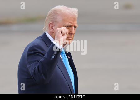 Tokyo, Japon. 28 octobre 2025. Le président américain DONALD TRUMP fait des gestes alors qu’il marche vers Air Force One pour son départ vers la Corée du Sud, à l’aéroport Haneda de Tokyo, au Japon. (Crédit image : © POOL via ZUMA Press Wire) USAGE ÉDITORIAL SEULEMENT ! Non destiné à UN USAGE commercial ! Banque D'Images
