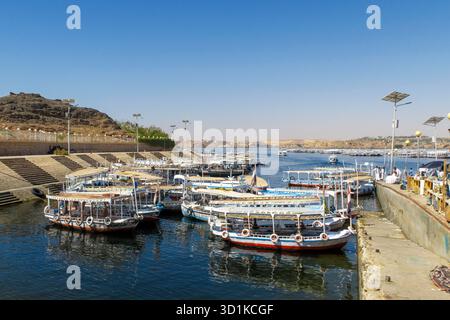 Des bateaux traditionnels en bois accostent sur le Nil à Assouan, en Égypte, utilisés pour le transport en bateau à moteur vers le complexe voisin du temple de Philae Banque D'Images